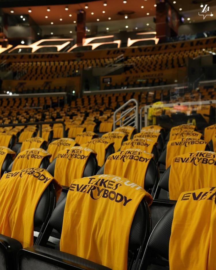 今日NBA西部首轮G3，湖人主场迎战掘金。湖人官方晒出球队主场氛围，球馆每个座位