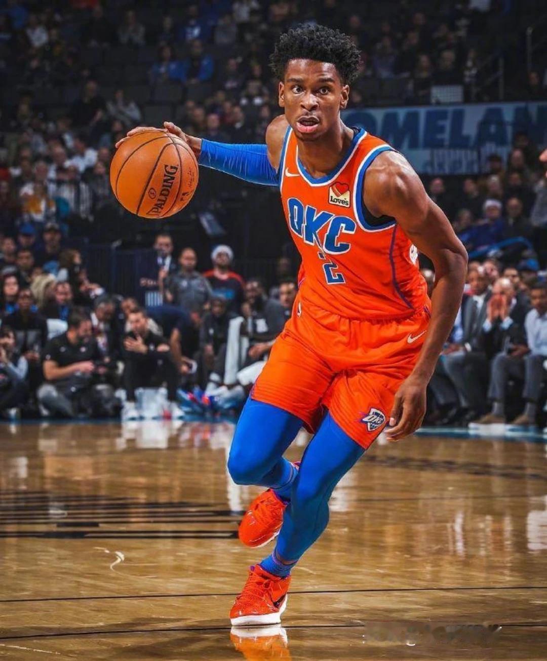 雷霆100-96战胜独行侠，将比分扳成2-2平。雷霆管理层开心极了，原因有三方面