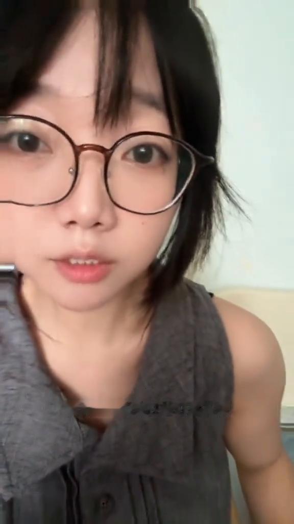 朋友们我好害怕，是不是就我现在一个人站在光里了，你们一个个都在老灯是不是？怎么办