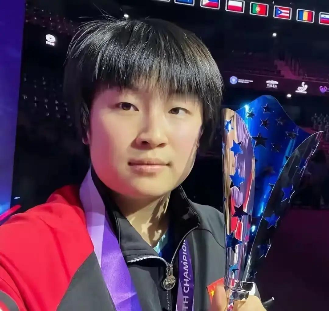 【19岁小蘑菇头，未来可期】覃予萱刚在2025年世青赛拿下U19女团、混双、女单