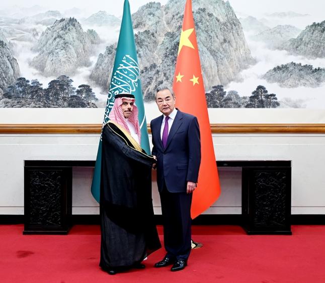 谁也没想到，当美伊冲突的硝烟在霍尔木兹海峡弥漫时，沙特外交大臣的脚步，竟然迈向了