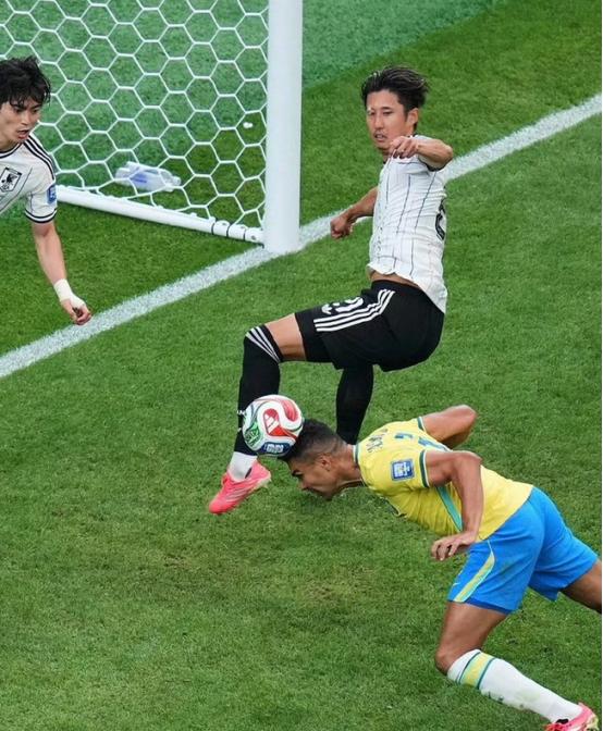日本成了笑话！日本队1:2不敌巴西，主教练被曝光曾向首相承诺，将努力把大力神杯拿