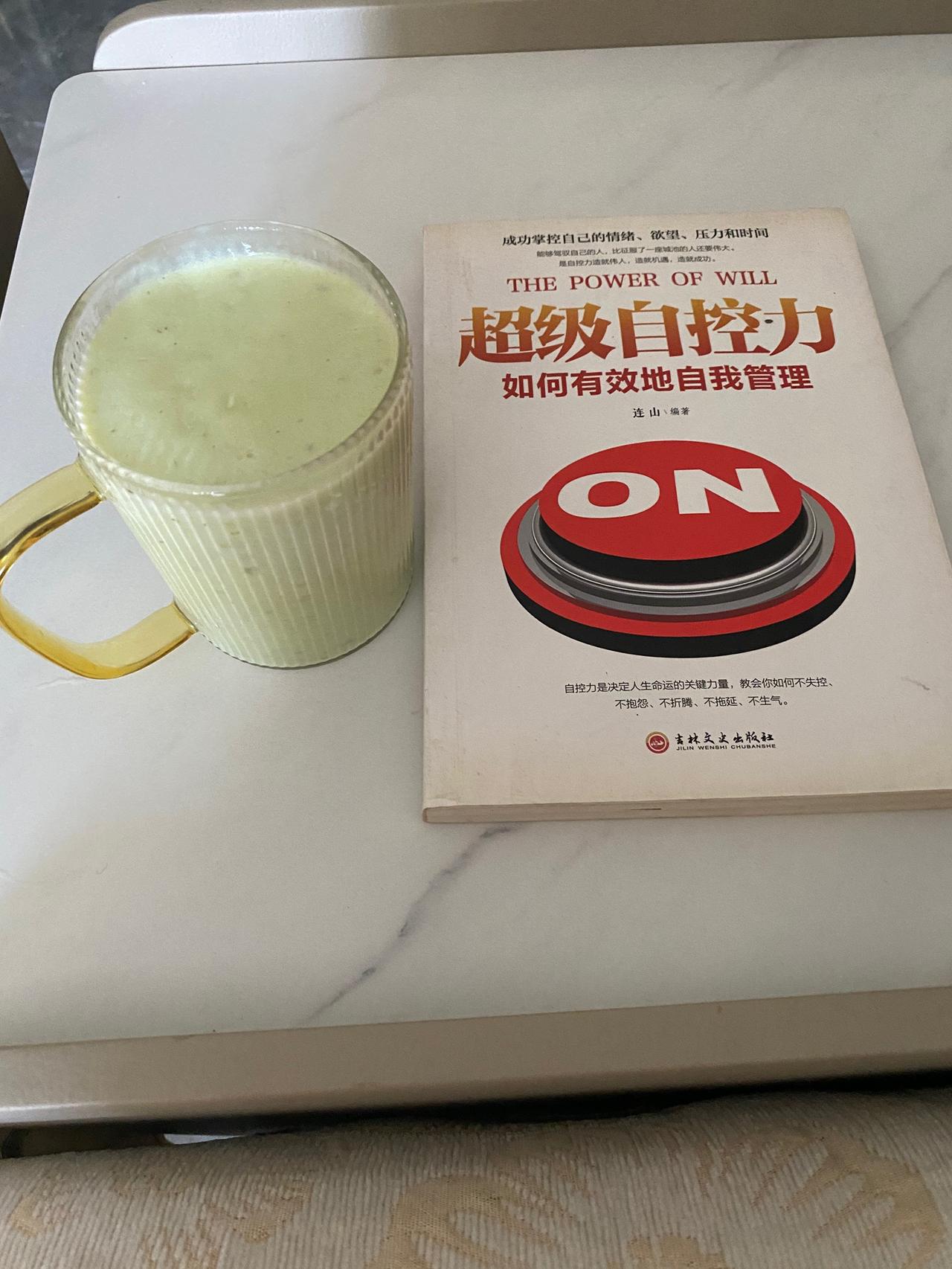 我现在满脑子想的都是：上班、带娃、独处、读书、搞钱。

40岁，不年轻，但也不老