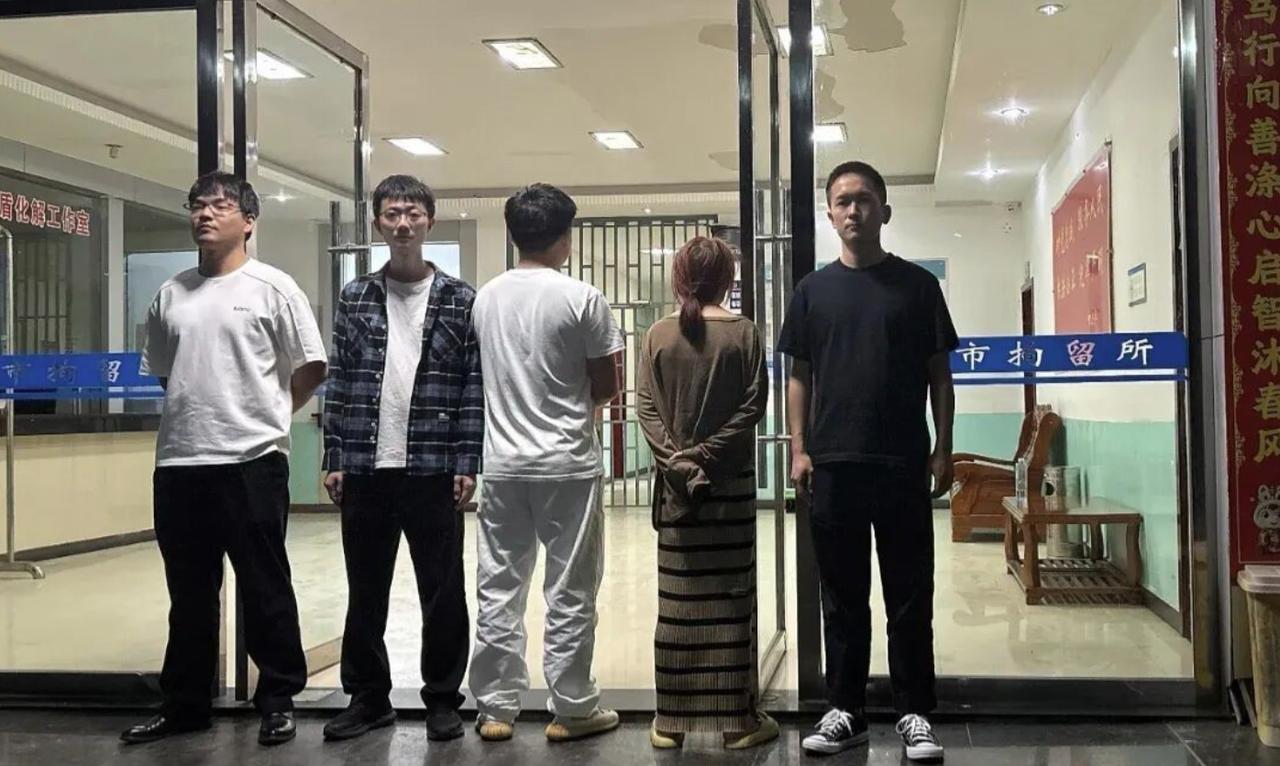 为了涨粉、蹭流量，有的人也是拼了！江西乐平一男一女两名主播，直播连麦时公然传播低