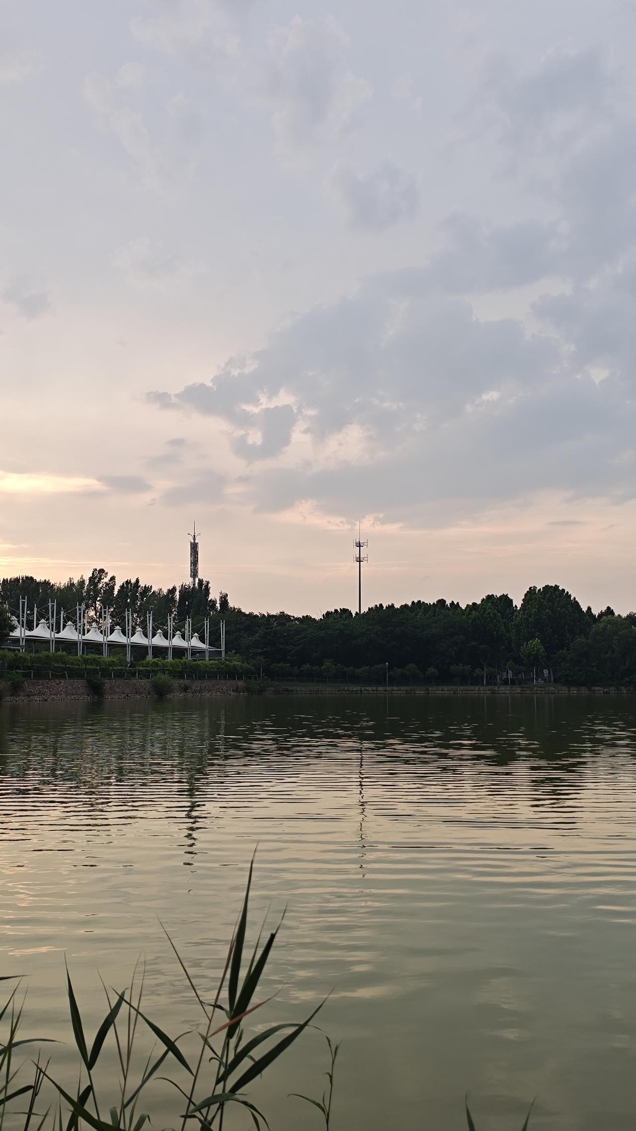 慢一点，从来都不意味着落后。沉下心来，放平心态，该来的自会到来。先放宽心胸，道路