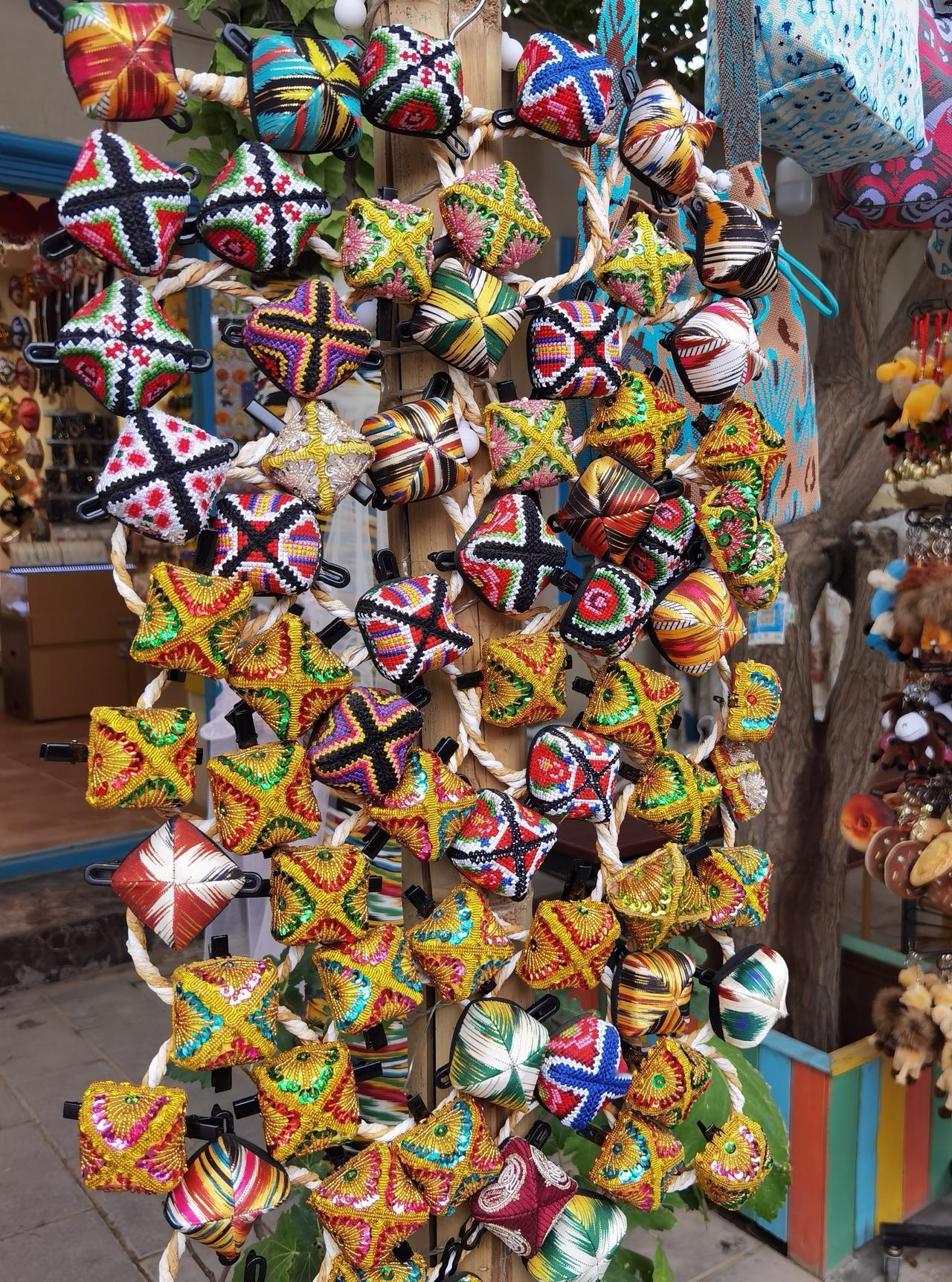 新疆喀什老城的居民大门，绝对能证明你来过新疆。每一扇大门都是独特风景。
老城街巷