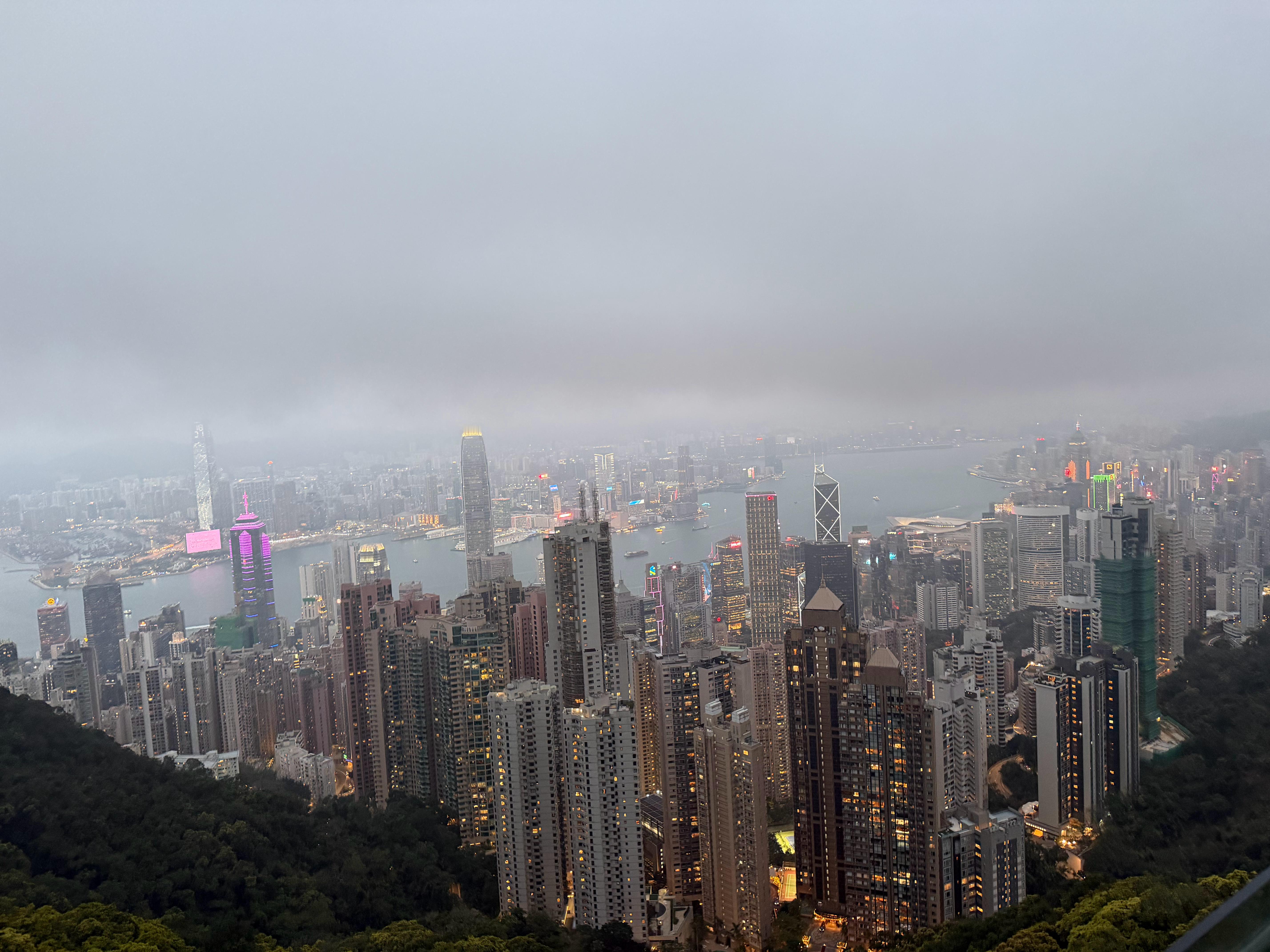 香港突发山火前两天在香港，依然是竹制的脚手架，不懂就问这玩意儿有啥好处呢，为啥不