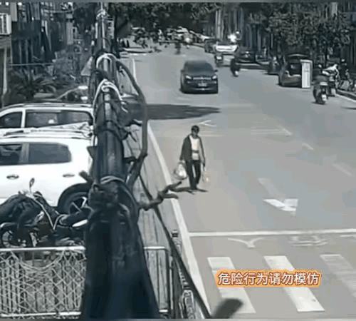 拿大马路当游乐场了，搁这玩碰碰车呢，你是小时候没玩够吗？
这么潇洒的车技是哪个驾