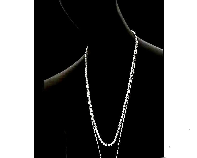 专车直接开进停机坪接他，这待遇在国内找不出第二个。
 
他看秀戴的珠宝，价格够买