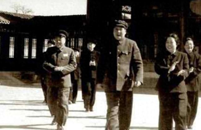 1953年，毛主席参会突然停下脚步，紧盯叶剑英前妻：你都变了

1953年4月，