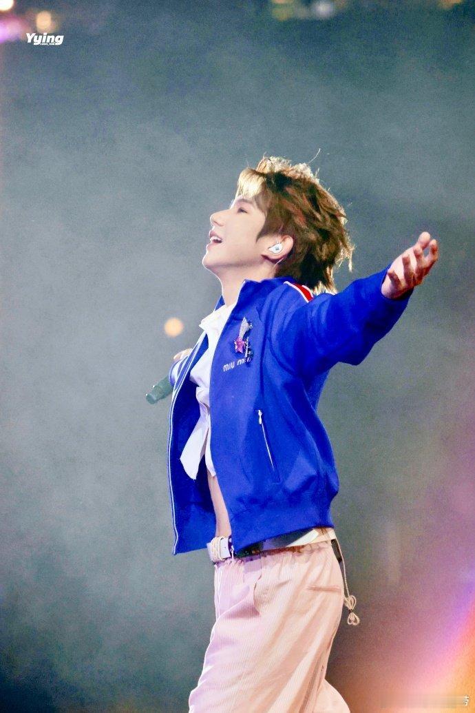 王源 内娱初代偶像的含金量 王源在跨年舞台演绎《只对你有感觉》，瞬间拉满浪漫氛围