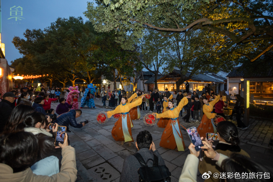 地铁 3 号线直达留下老街，藏着杭州现存最古老南宋石拱桥忠义桥，八百年古樟伴河而