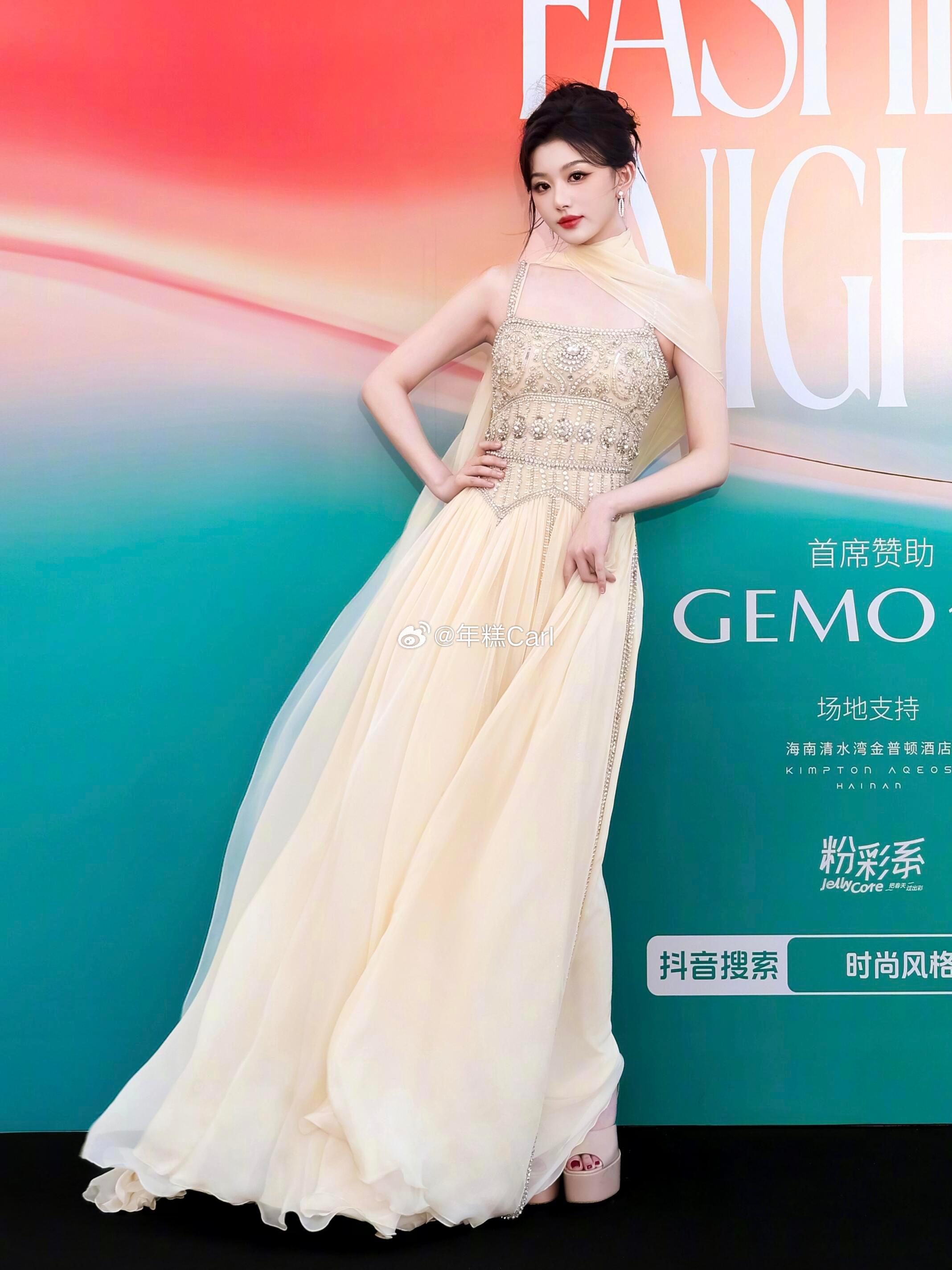 『嘉人·时尚风格之夜』女明星红毯造型合集-刘浩存｜古力娜扎｜张予曦｜林允｜毛晓彤