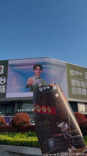 在青岛街头偶遇龚俊了 走在青岛的街头，偶遇龚俊，他的气场太强大，让我不禁想和他一