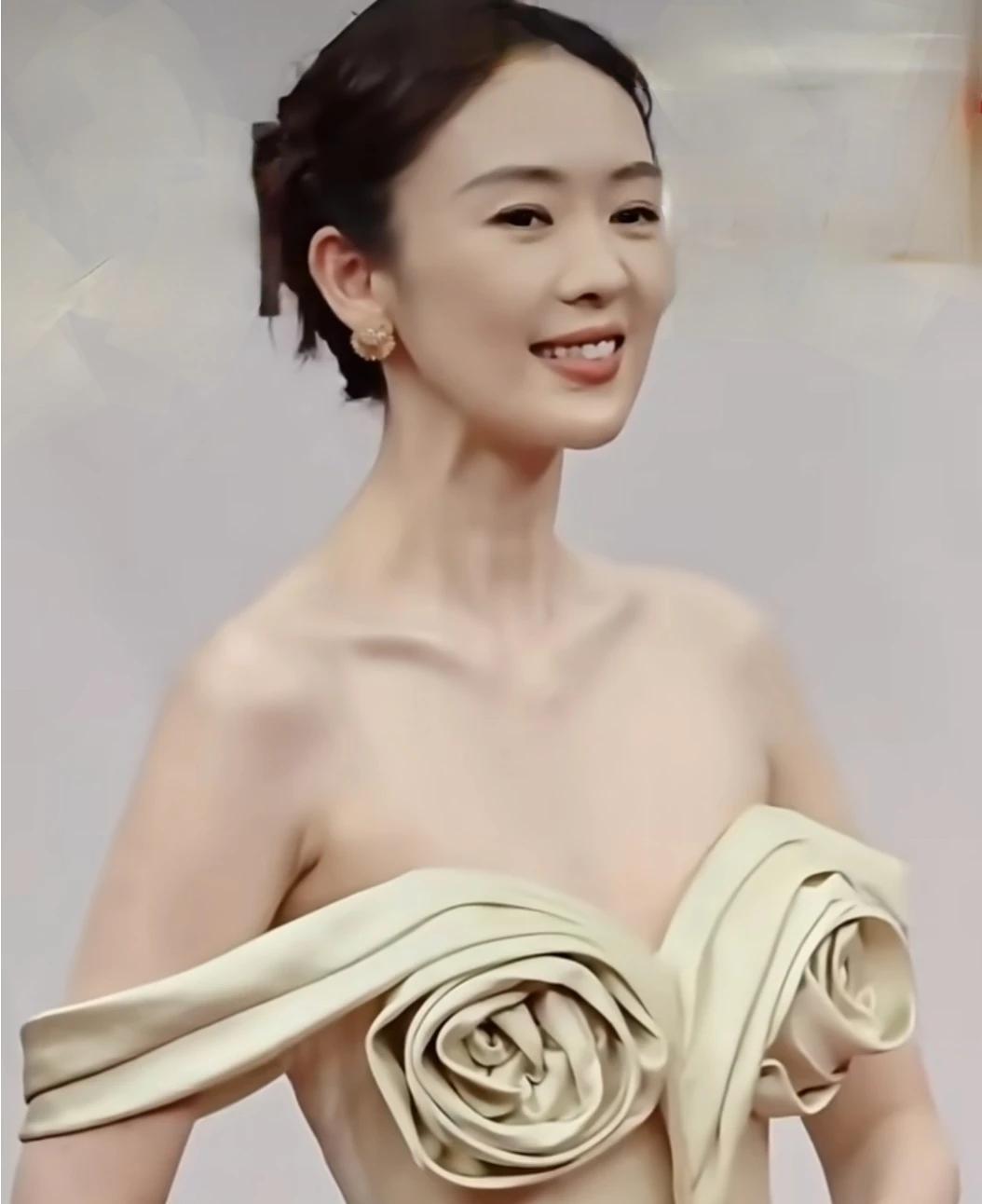 “瘦脱相”的童瑶你喜欢吗？童瑶的锁骨清晰可见，肋骨根根分明，但精气神仍佳。

细