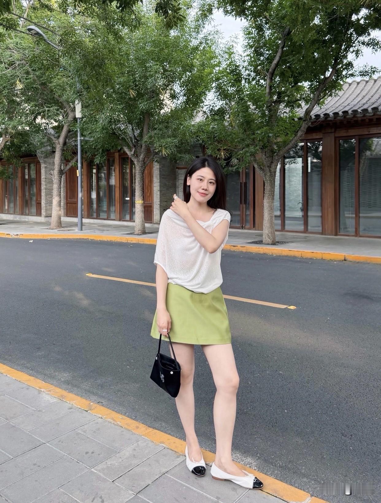 独立是骨子里的清香，优雅女性有自己的事业，经济独立、做事果断。她们爱读书沉淀气质