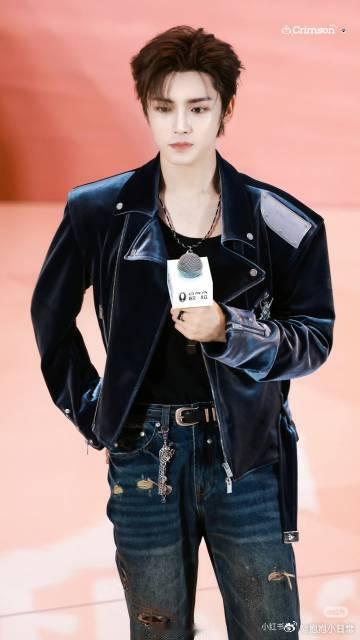 侯明昊的颜值和状态今天再次让人惊艳！在保定线下活动中的生图曝光，他简直就是“完美