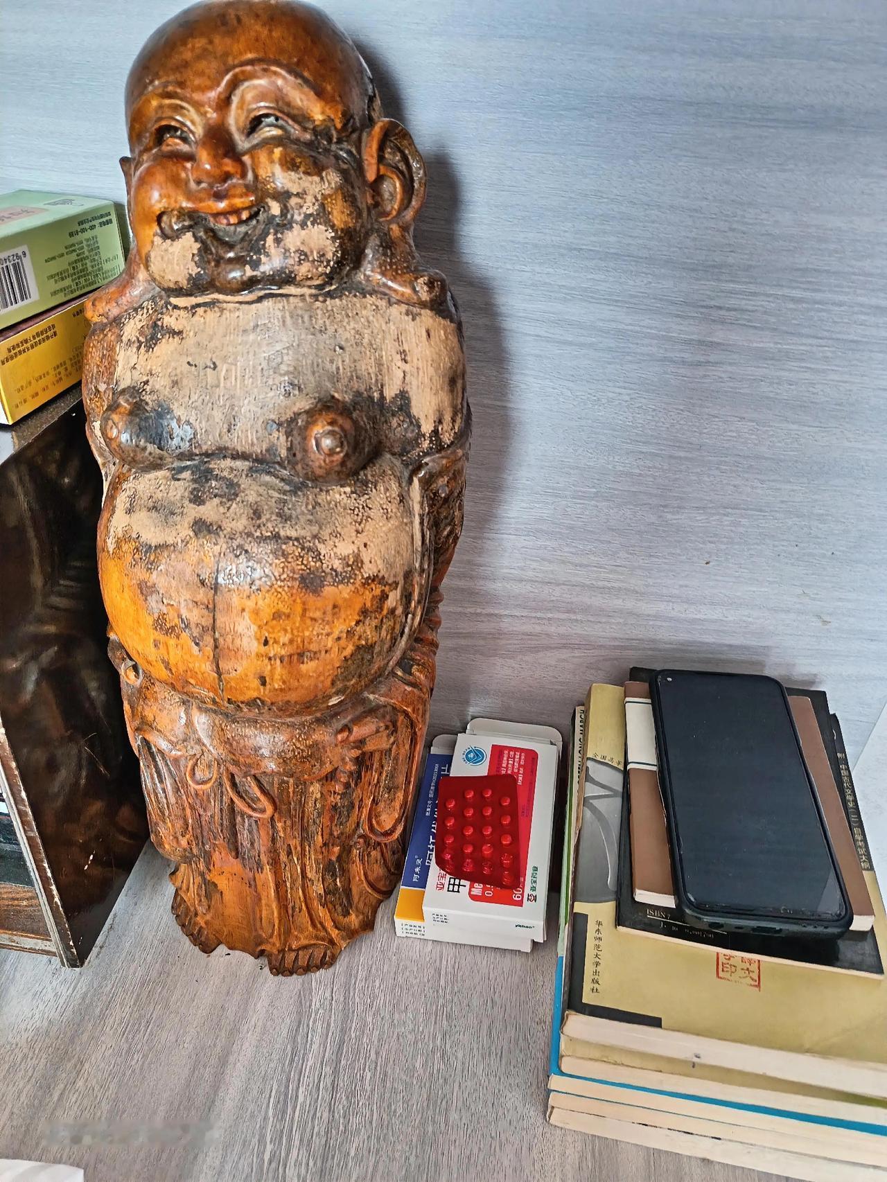 这玩意儿比我岁数都大吧？！
 
我翻出来个老物件，表面的漆都掉得一块一块的，摸着