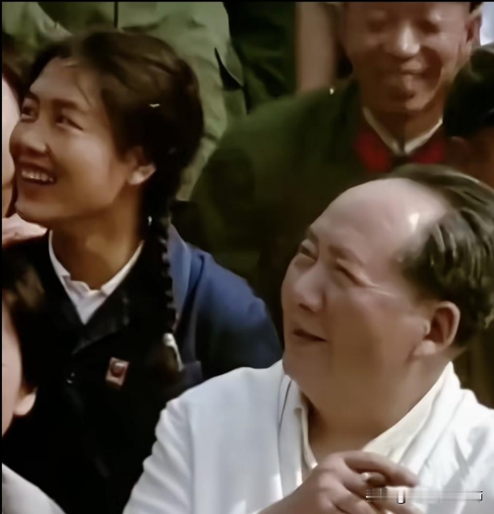 他为人民谋幸福，他是人民的大救星深切缅怀伟大领袖毛主席