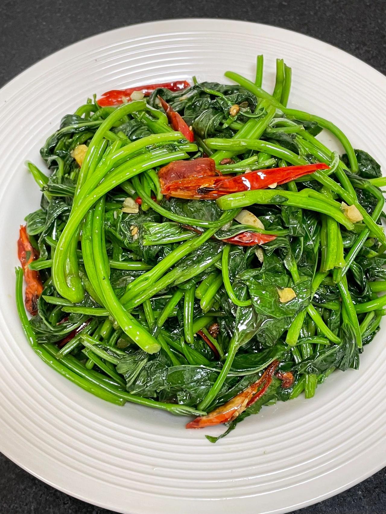 快去做，想告诉全世界，这个真的巨巨巨好吃
姐妹们有谁没有吃过炒红薯叶的吗？红薯叶