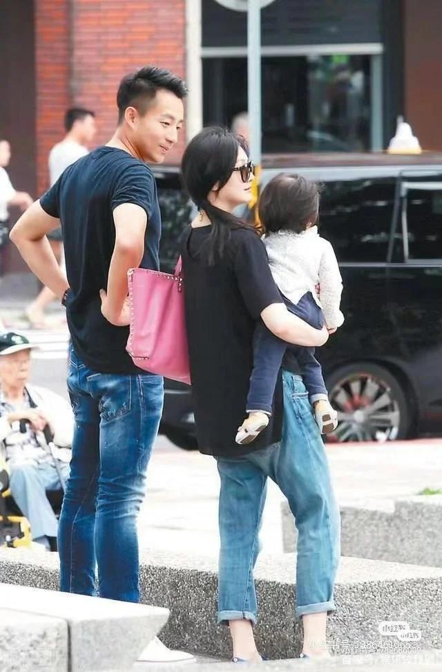 爱是肯定爱过的，不然不能冒死生俩孩子，而且早年他们新婚、刚有小玥儿那几年，她微薄