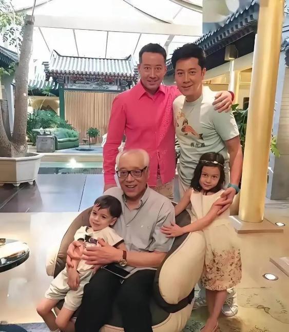 蔡国庆给亲弟弟发了20年工资，每月2万，只让他做一件事：在家照顾父母。不是请不起