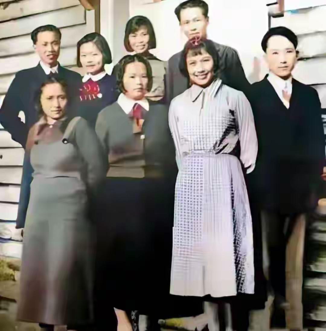 王铎：贺子珍在苏联工作的时候(后排中)