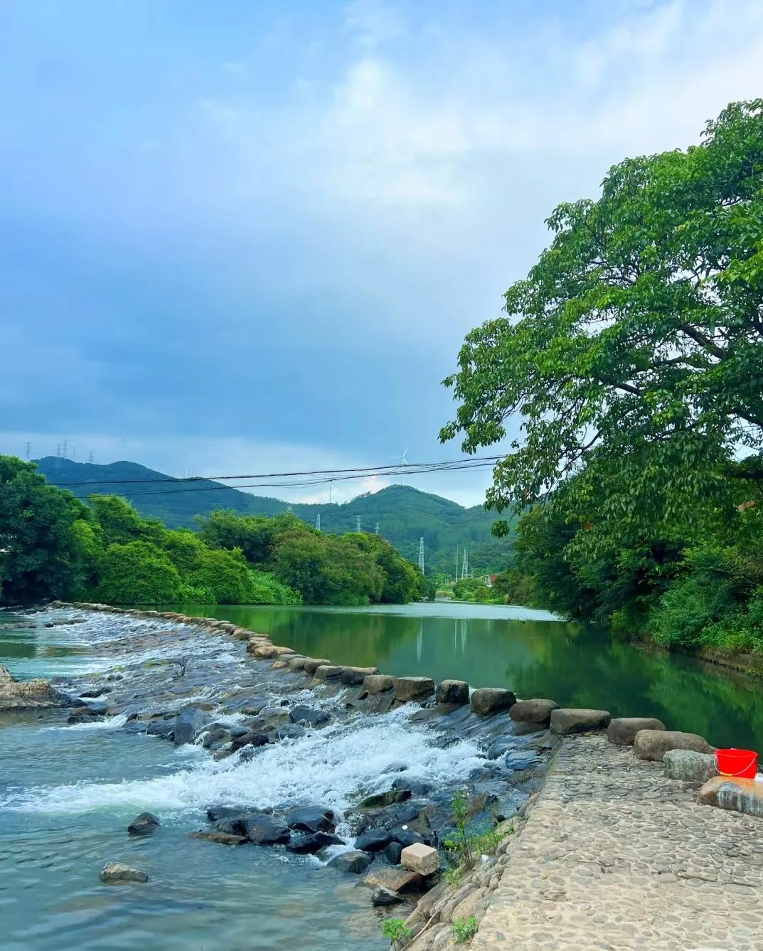 上句:雪落千山静，请写下句以下几个下联供您选：风过万水悠、梅开万户香、霜凝万木寒