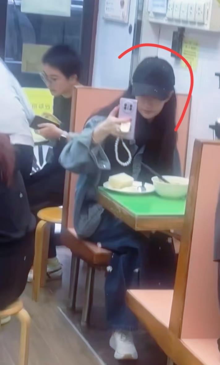 果然哪怕是顶级女神刘亦菲，也会在乎别人的看法。