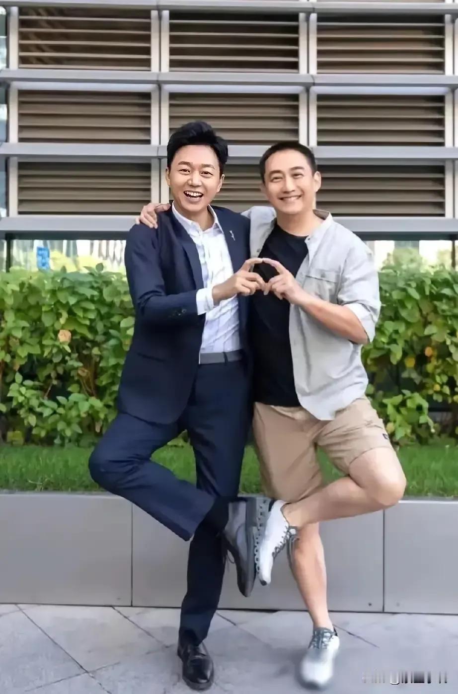 只知道右边的是大名鼎鼎的黄磊，左边的看着面熟，不认识