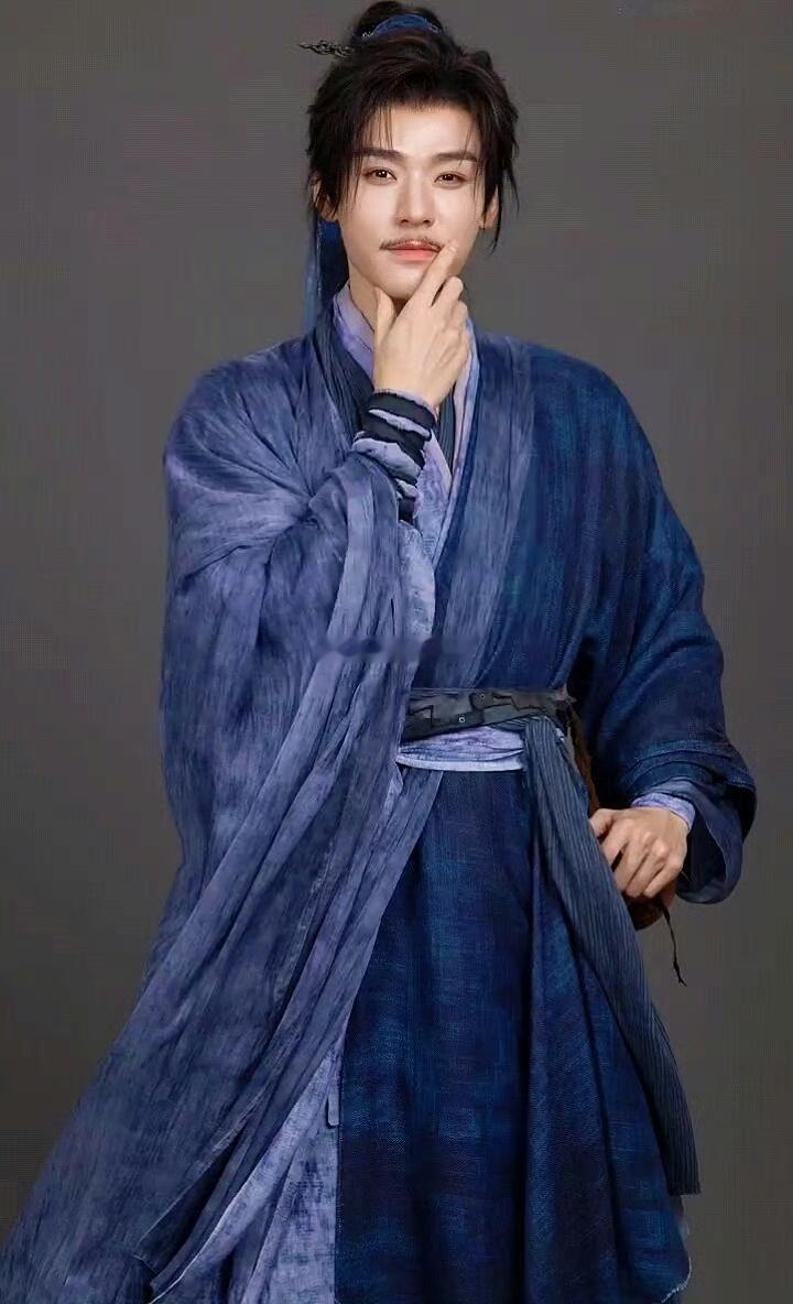 龚俊 《陆小凤》造型路透新剧路透曝光，斗笠配红丝带遮眼，黑红造型侠气十足，引发热