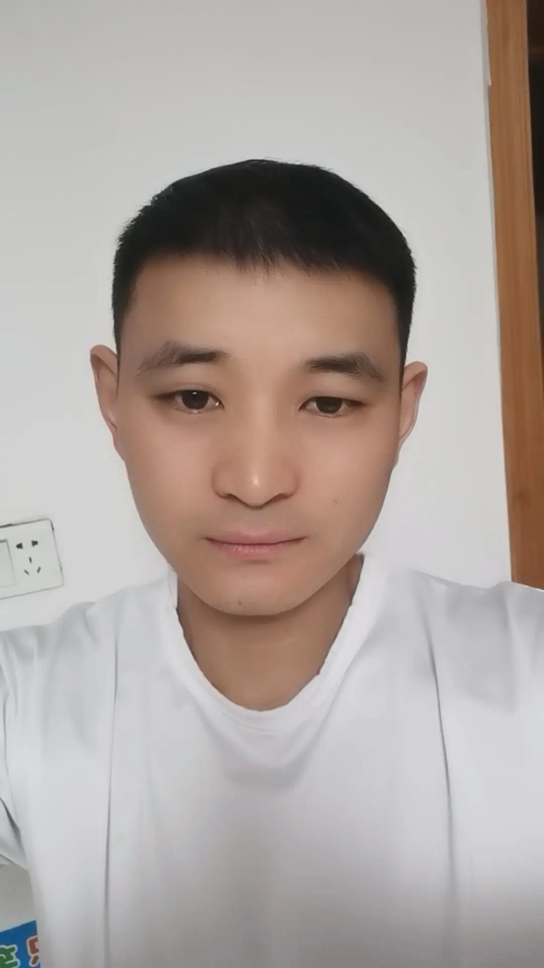 谁还不是个靓仔 一本正经脸 自拍 哥不完美但哥真实 憨厚青年