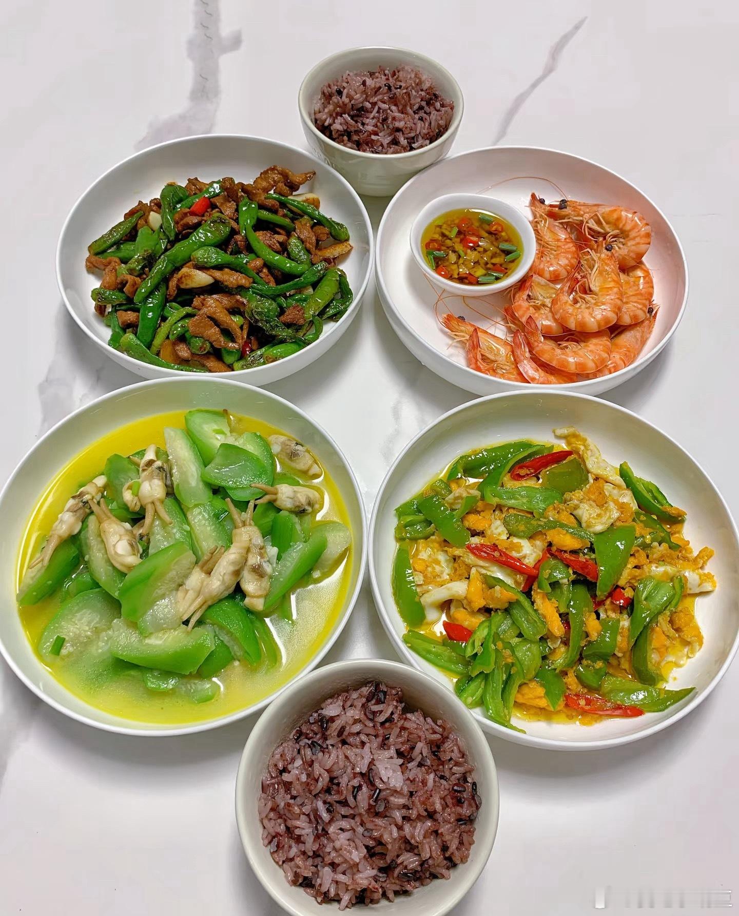 水煮虾，辣椒炒鸡蛋，丝瓜痞老板，辣椒炒肉配糙米饭！农村就这生活忙忙叨叨一小天简简