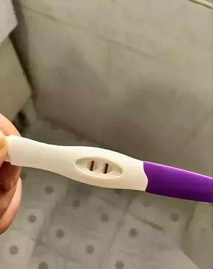 38岁，突然两条杠！

我慌了。

原本计划明年6月收房再办婚礼，现在宝宝提前报