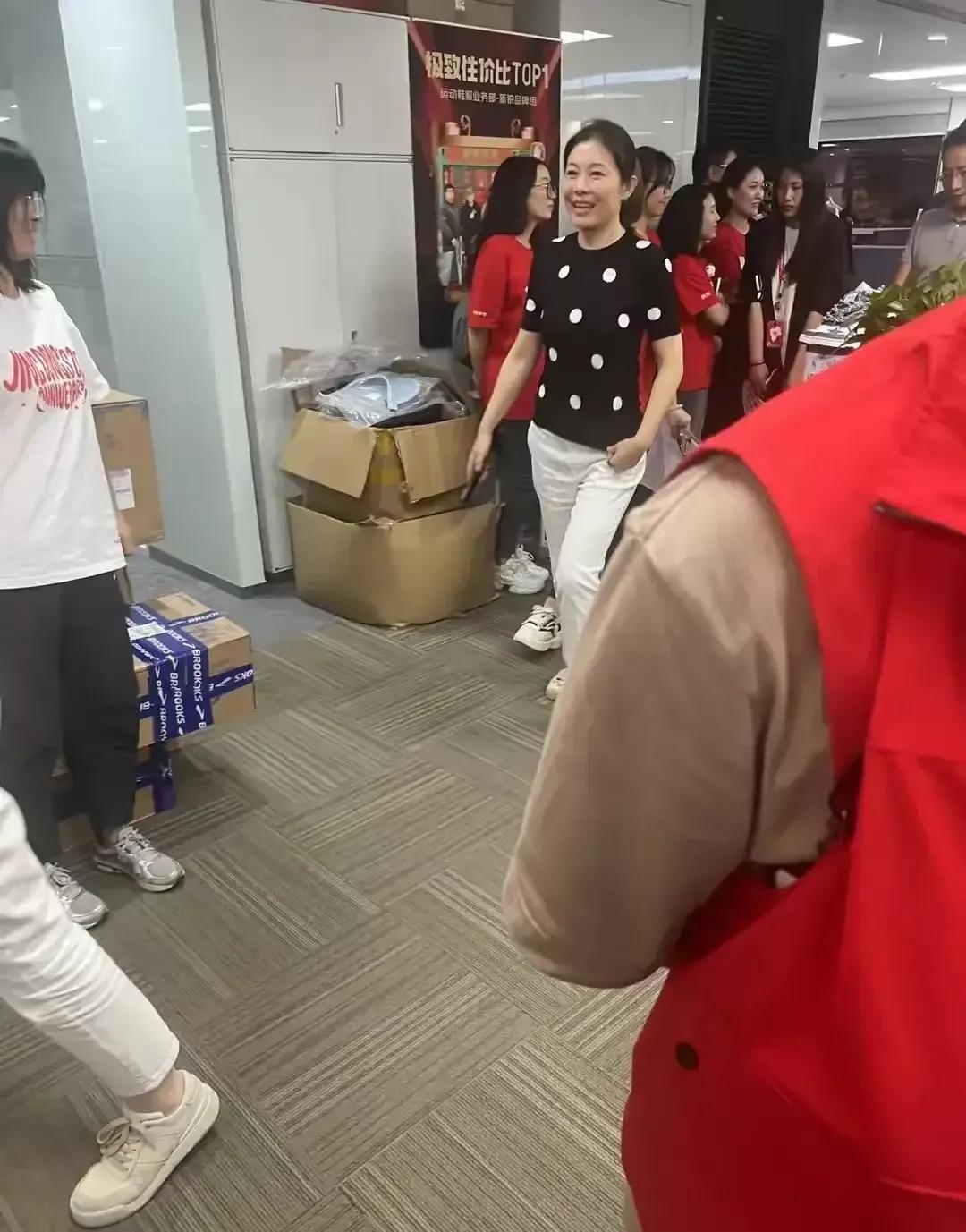 我有点不敢相信自己的眼睛，许竟然还在继续担任JD的CEO。
杨笠事件、双十一的失
