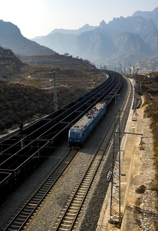 超长火车太震撼啦！瓦日铁路上的万吨重载列车再现，整车有106节车厢，全车长160