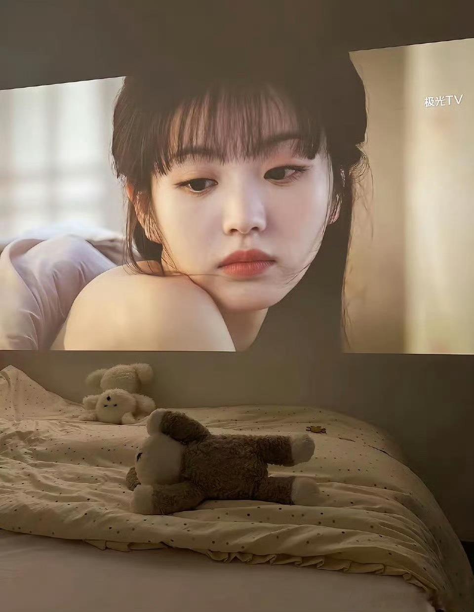 追剧还是用投影仪来，才真的看出效果，这田曦薇美的挪不开眼了 ​​​