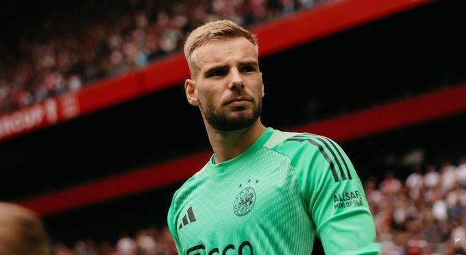 阿贾克斯宣布利物浦租借门将雅罗斯本赛季结束他在训练中膝盖严重受伤他将很快接受手术