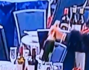 【来自特朗普遇刺晚宴的一个有趣瞬间——一位女士冷静地从桌上拿走香槟和葡萄酒瓶】无
