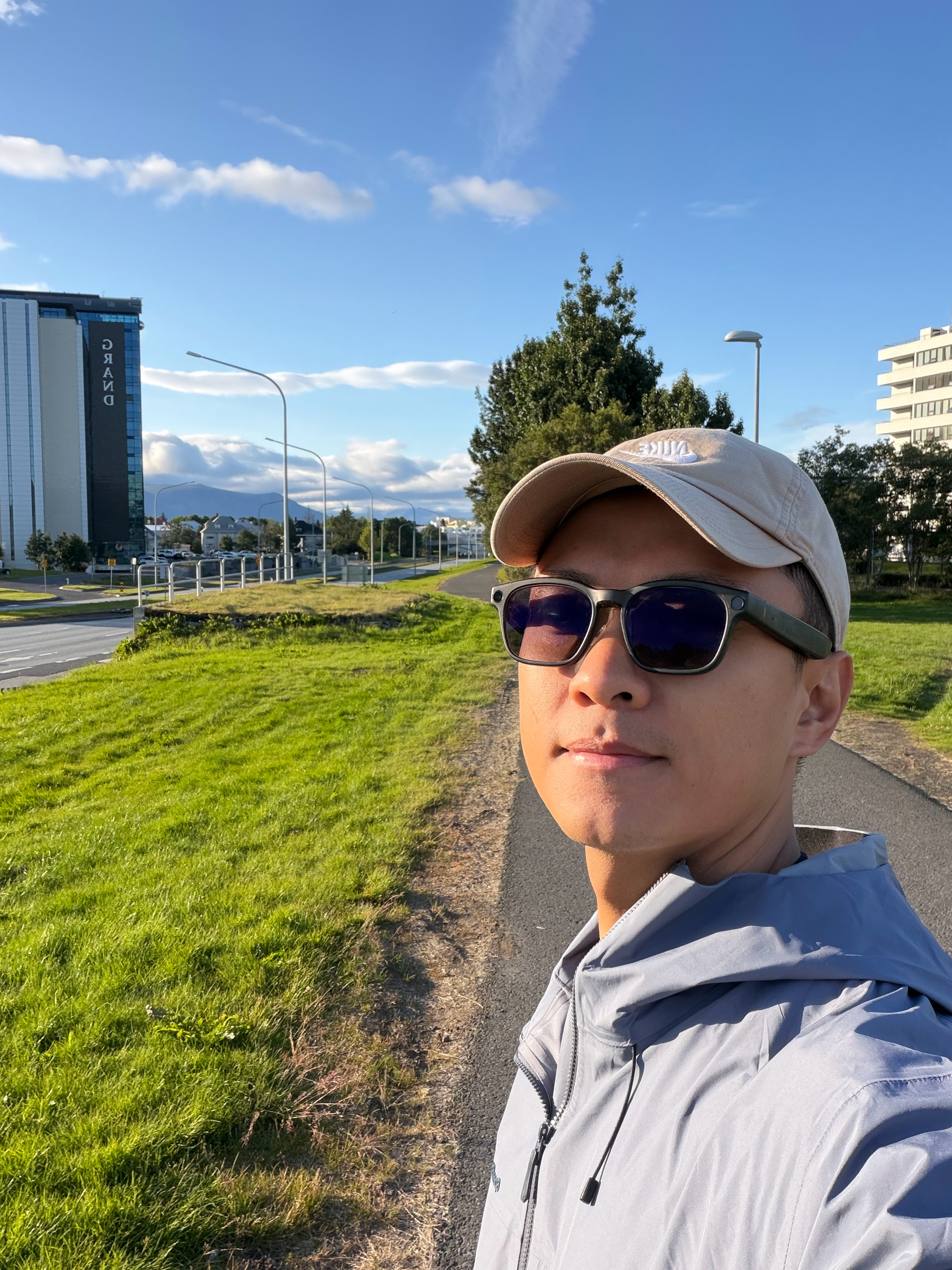 坐 3 趟飞机 23 小时终于在昨晚凌晨1 点到达冰岛首都-雷克雅未克睡到 5 