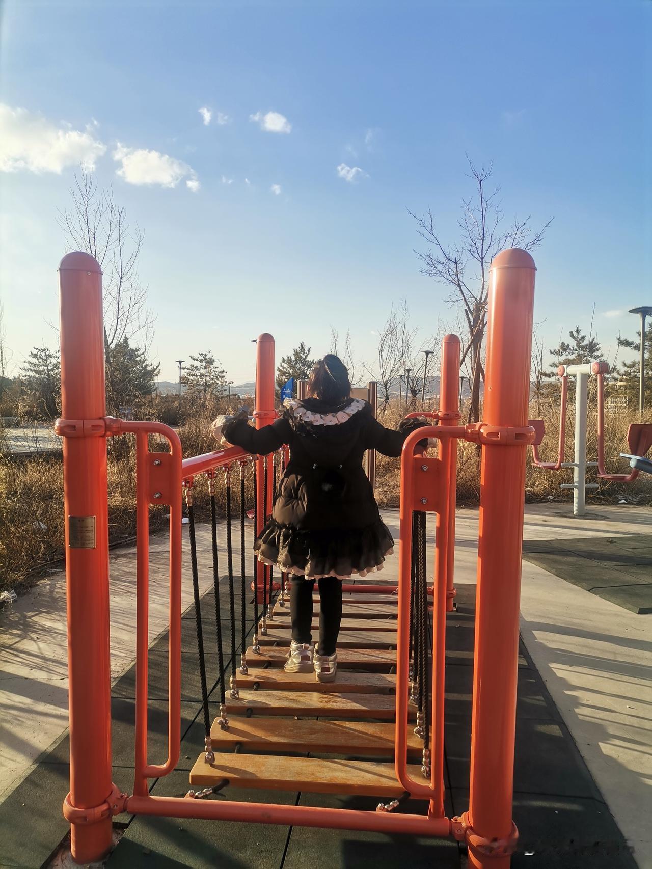 昨儿天气不错，暖洋洋的，下午和队友一起带娃娃去爬山了。

半山上建了一个体育公园