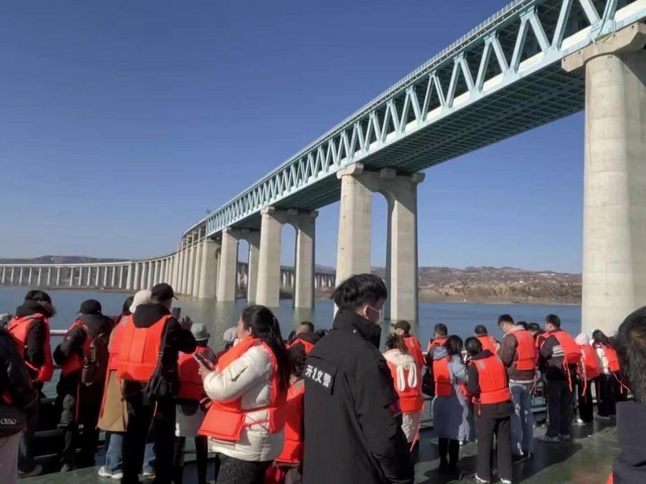 海鸥抢食大战 在三门峡，坐天鹅号轮船，欣赏红嘴海鸥黄河上空飞翔