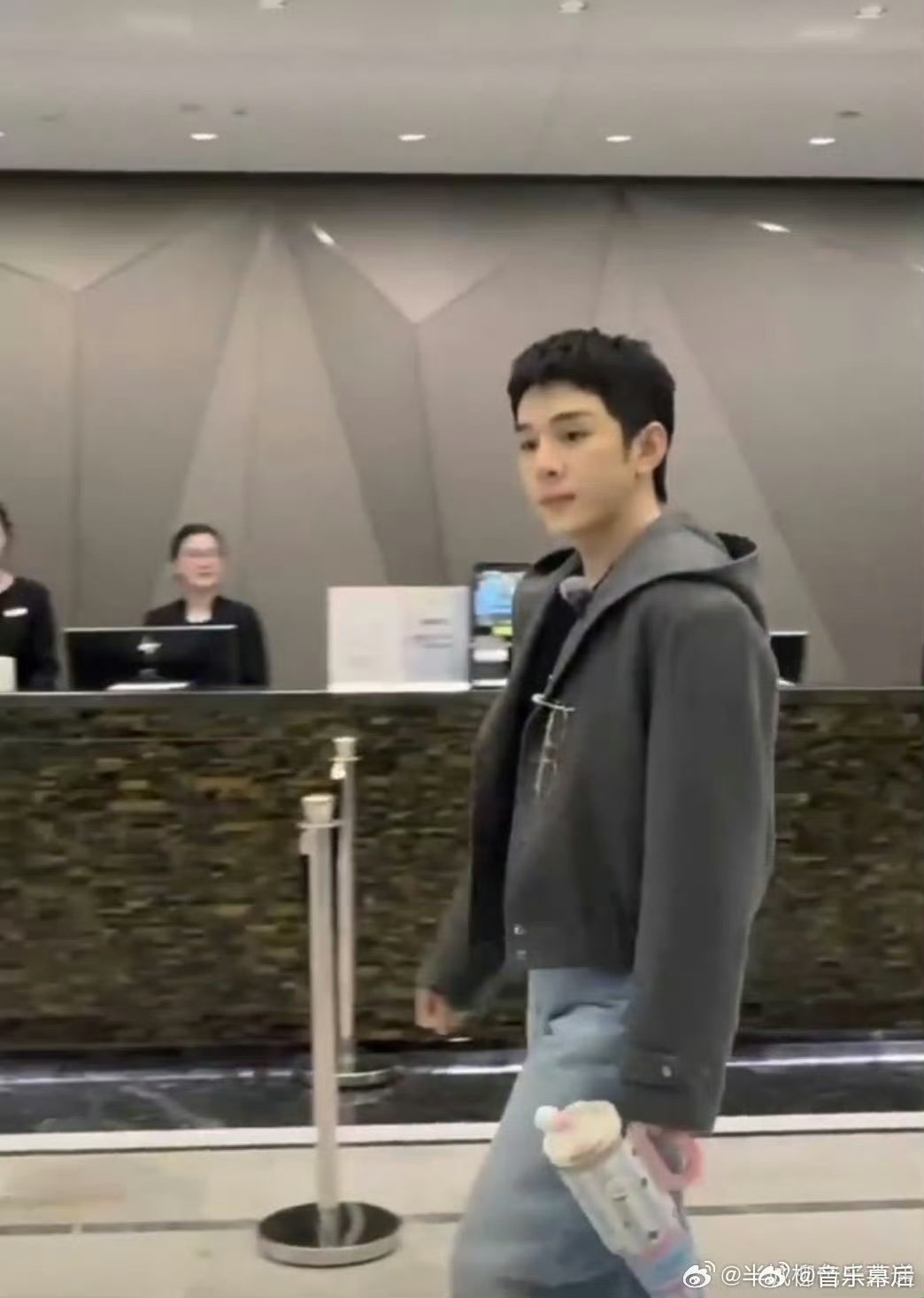 第一天上班像去开会，第二天直接变身潮人，这反差也太大了！李佳琦看完路透连夜爆改合