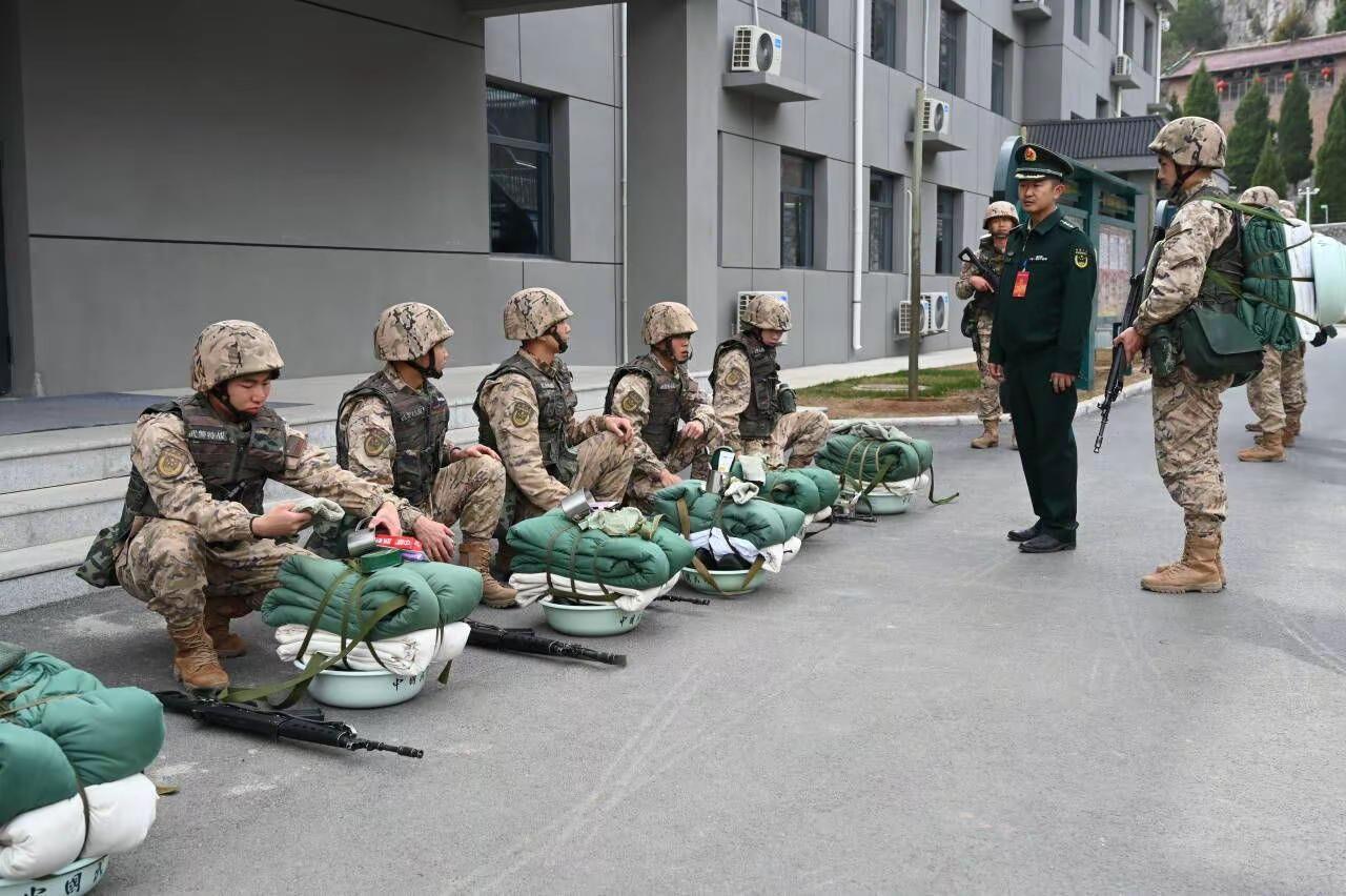 一张照片，一个故事打背包紧急集合