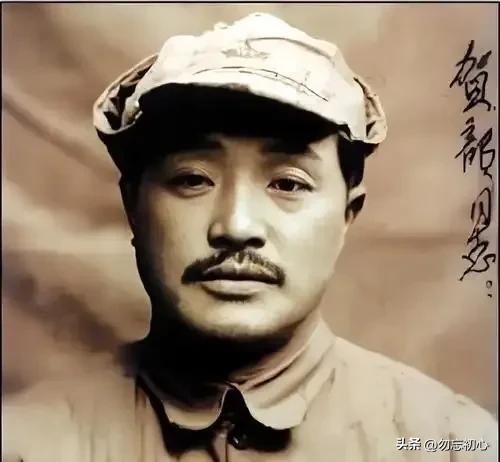 1936年，贺龙抱着5个月大的女儿长征，女儿饿的哭不出声来，一位战士说：革命胜利