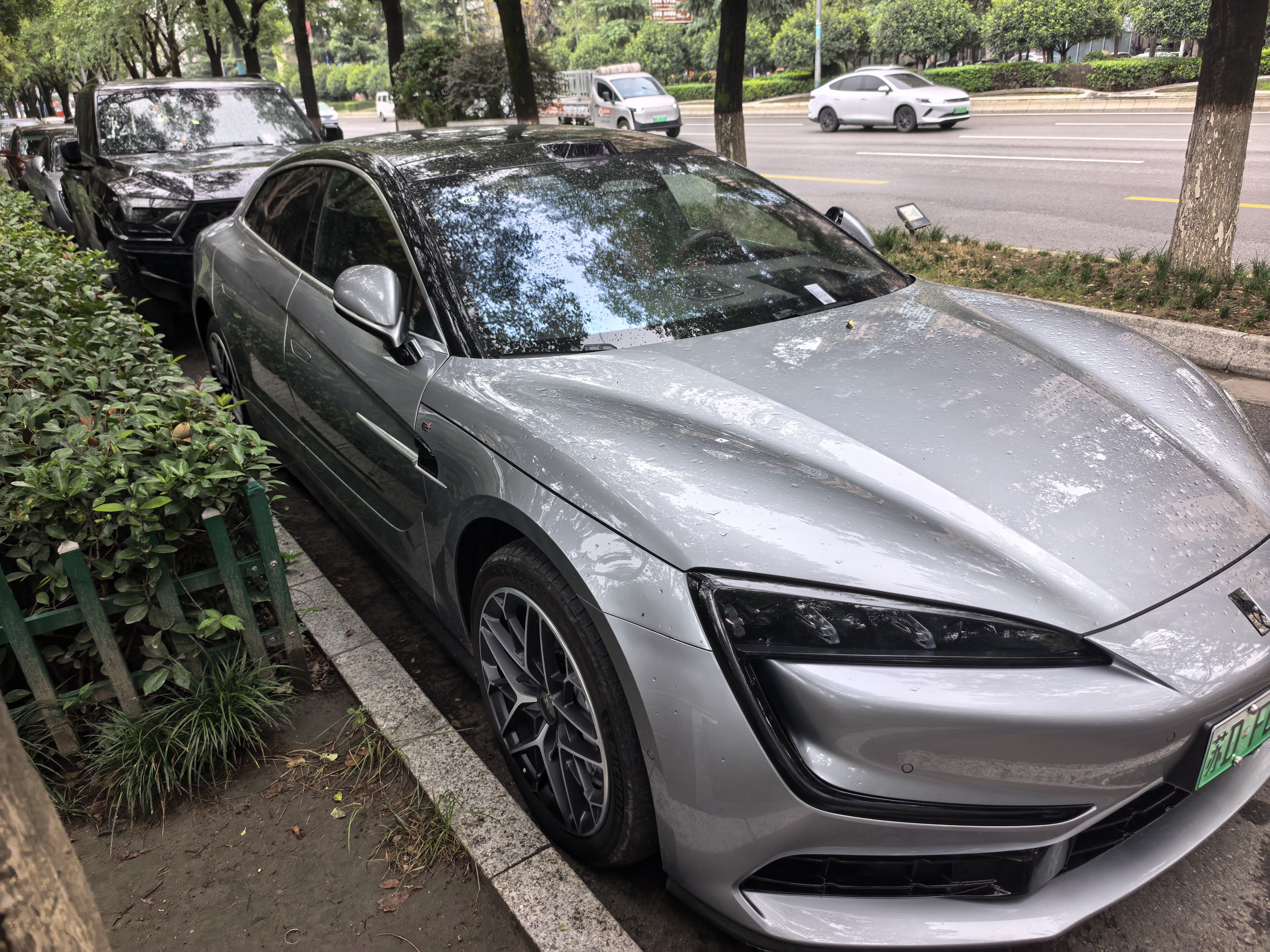 好神奇，一条马路上停了3辆仰望U7，一辆安徽的，一辆江苏的，一辆陕西的，咋回事？