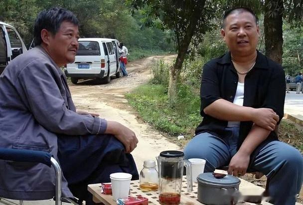 2007年电影《落叶归根》郭德纲 赵本山珍贵剧照这部电影郭德纲演技还是在线的，赵