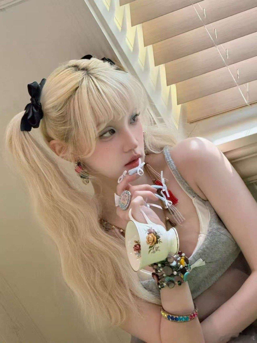 宋雨琦这波金色造型美到失语🥹 亮片裙缀满星光，搭配标志性烟嗓，舞台上又A又媚，