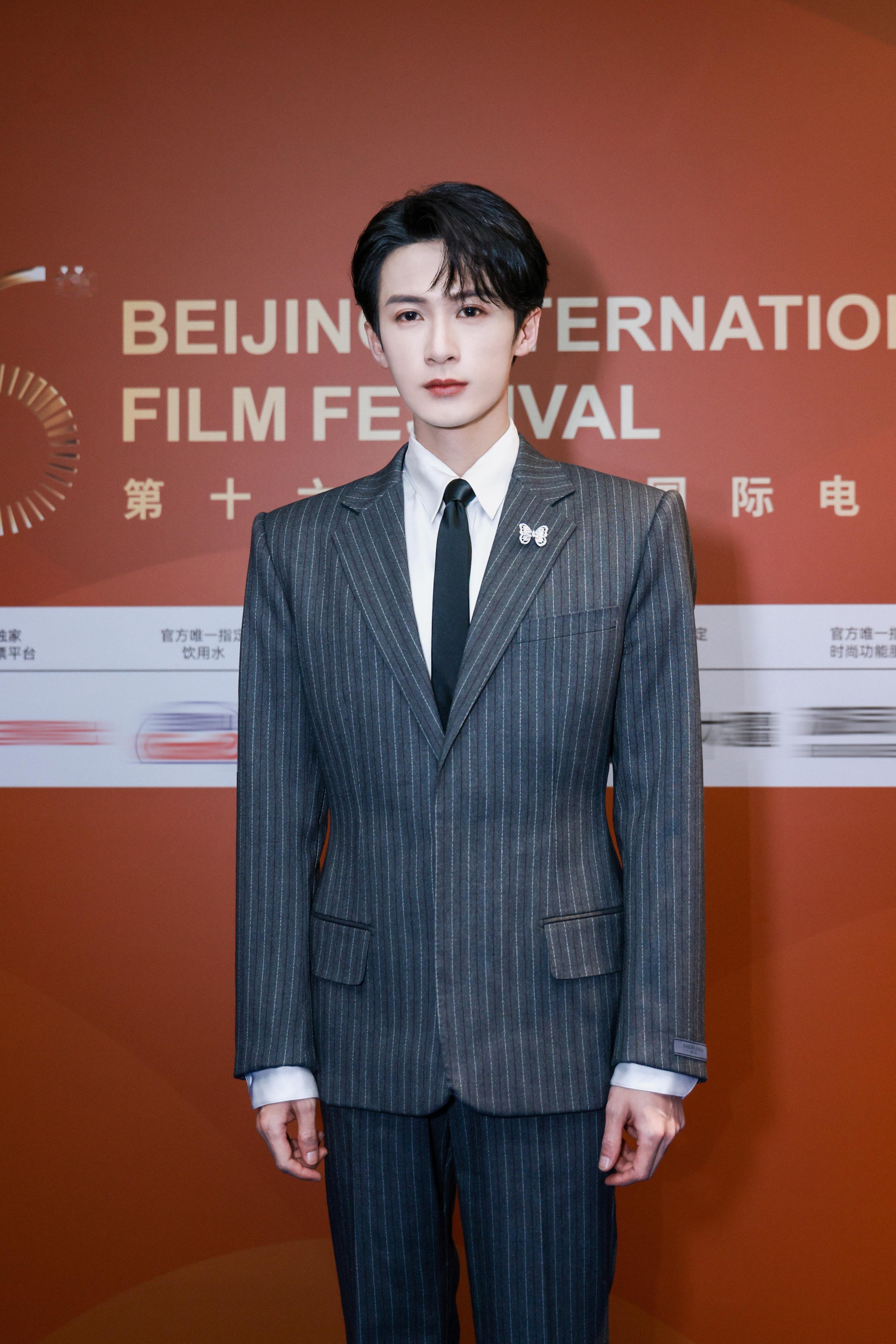 檀健次今日出席第十六届北京电影节开幕式，身着Xander Zhou阔肩收腰西服套