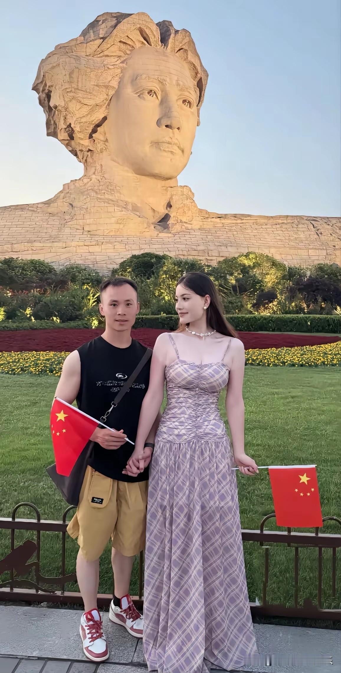 不怪小伙子一脸幸福，换谁都一样！